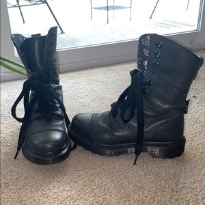 DR MARTENS black leather combat boot